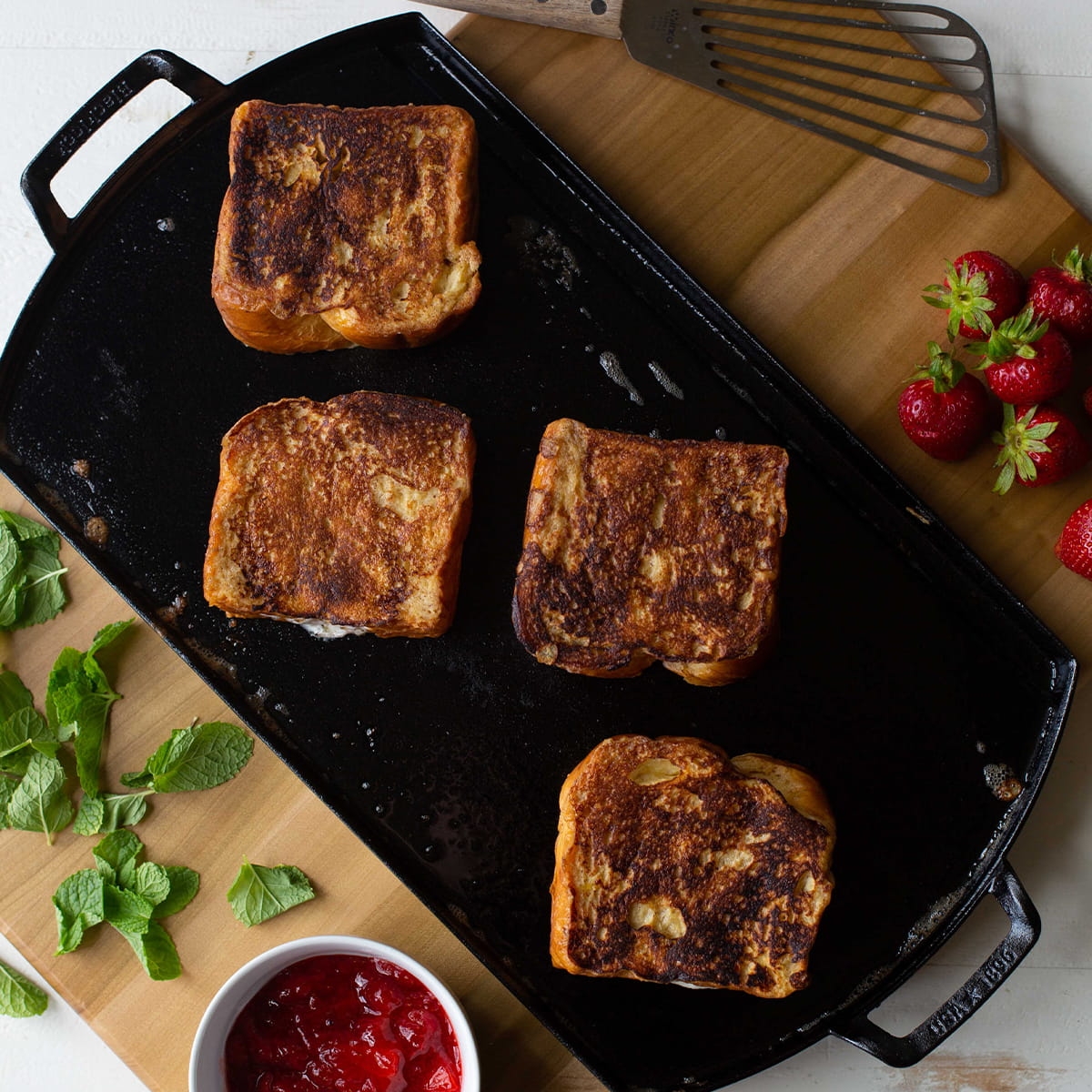 Wytrzymała płyta do grillowaia BLACKLOCK Lodge BL77DGINT