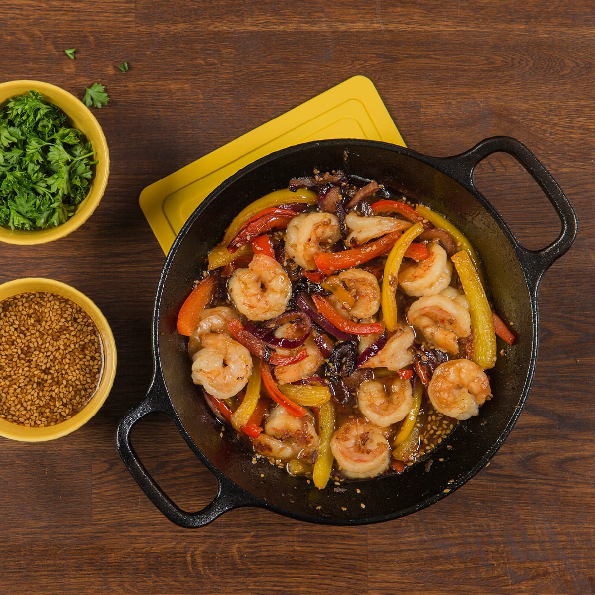 Patelnia żeliwna z 2 uchwytami do smażenia i zapiekania Lodge L5RPL3