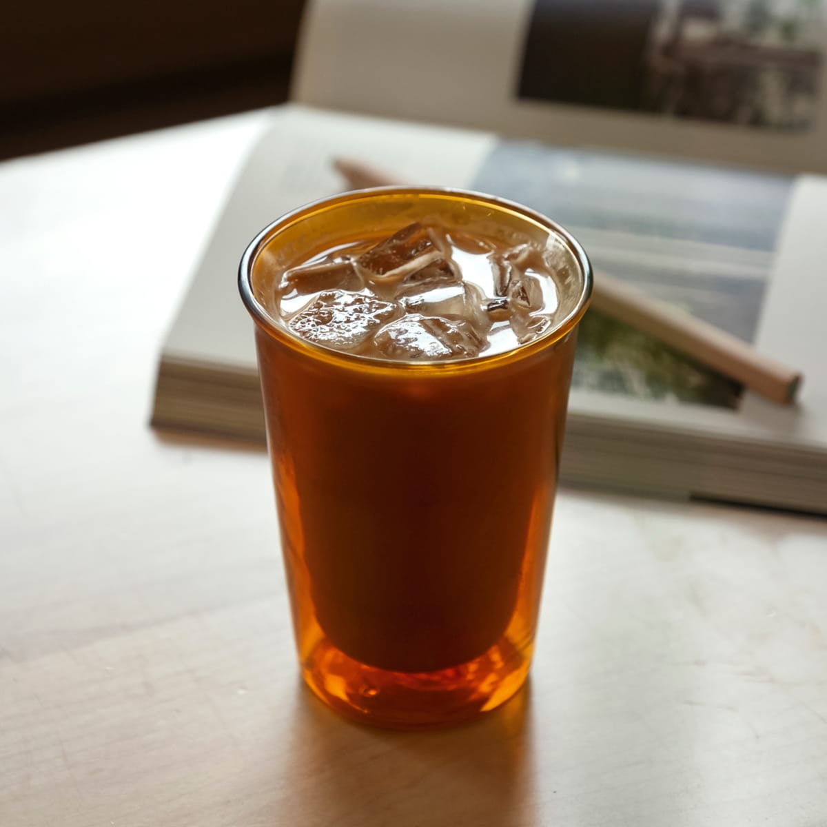 21461 szklanka z podwójnymi ściankami cast amber 290 ml kinto