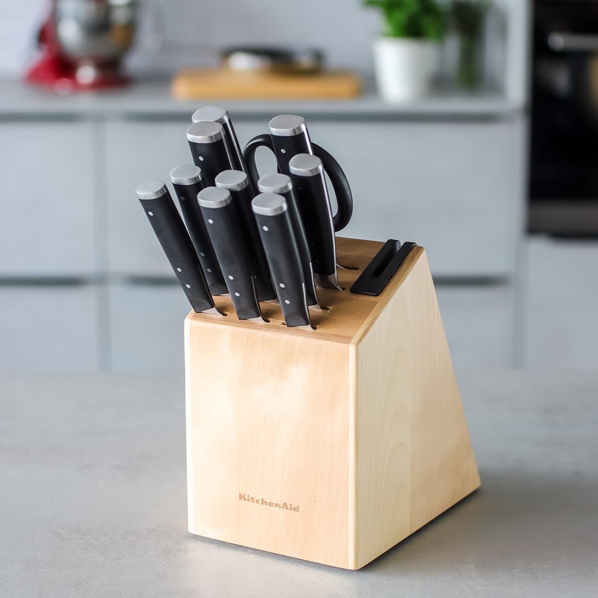 KitchenAid drewniany blok z nożami, nożyczkami i ostrzałką KAG12STSNBXOBQ 5057982000745