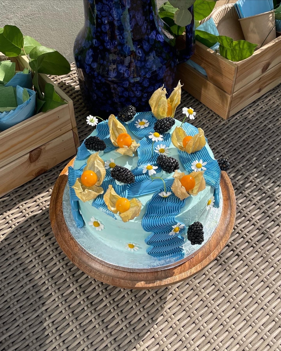 tort z dekoracją wykonaną za pomocą koncówki rękawa cukierniczego nr. 32 marki Birkmann. Do kupienia  www.bakeshop.pl