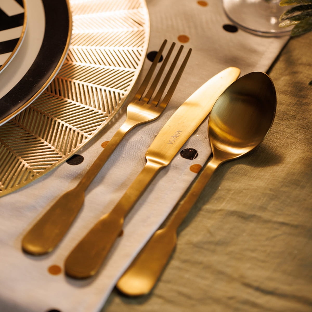 Zestaw złotych sztućców SOHO GOLD 16-cz Mikasa MKCUTSOGLD16PMCK  w bakeshop.pl