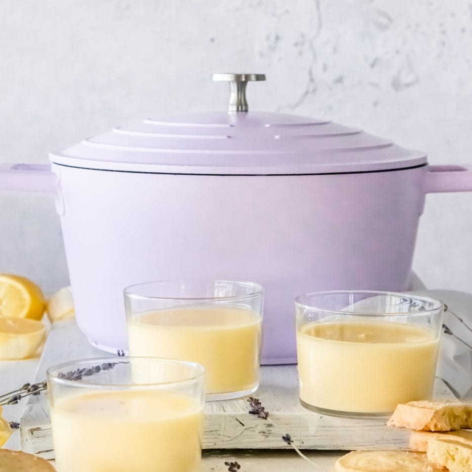 MCMCRD24LAV Garnek z pokrywką 4 litry w lawendowym kolorze w bakeshop.pl