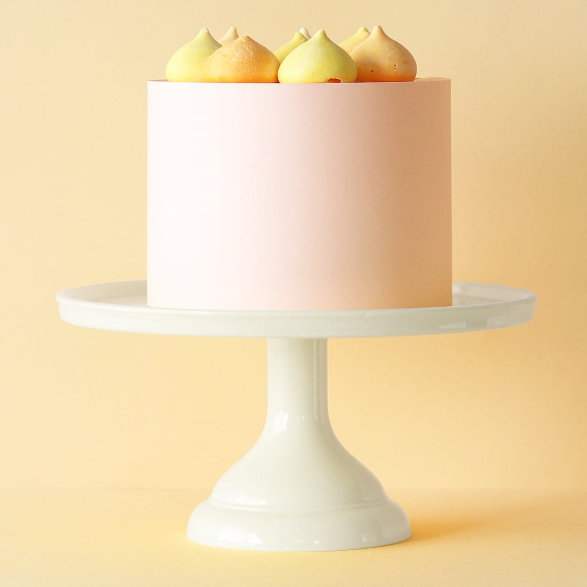 Kremowa patera na ciasto w kolorze VANILA CREAM 23.5 cm , marka A Little Lovely Company PTCSVC17 w bakeshop.pl