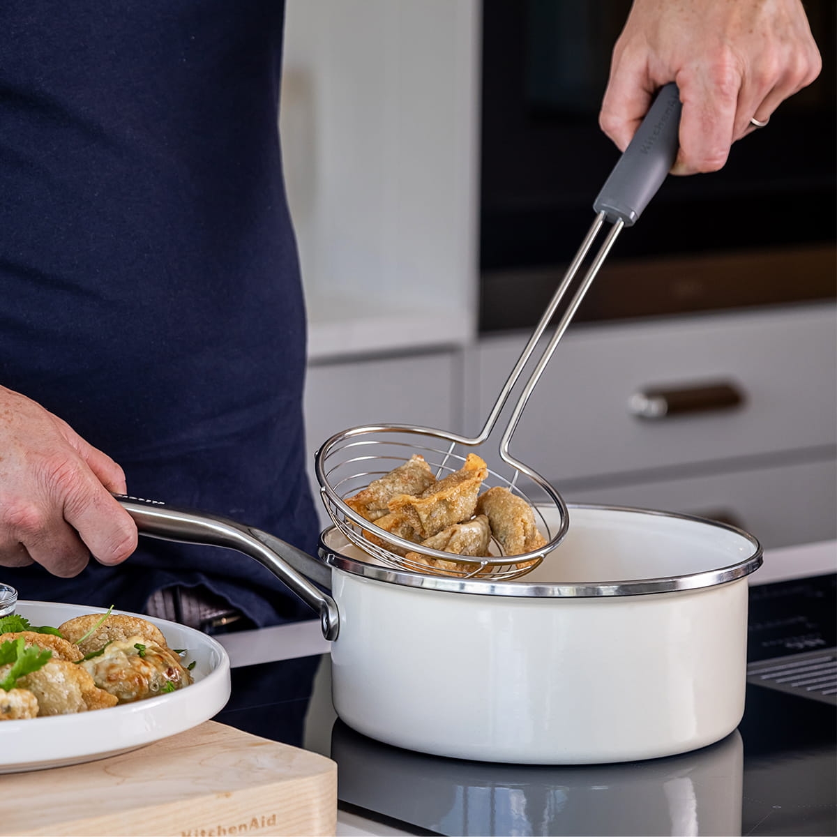 chiński cedzak / łyżka cedzakowa do woka KitchenAid CORELINE Charcoal Grey KAS010OHCGG