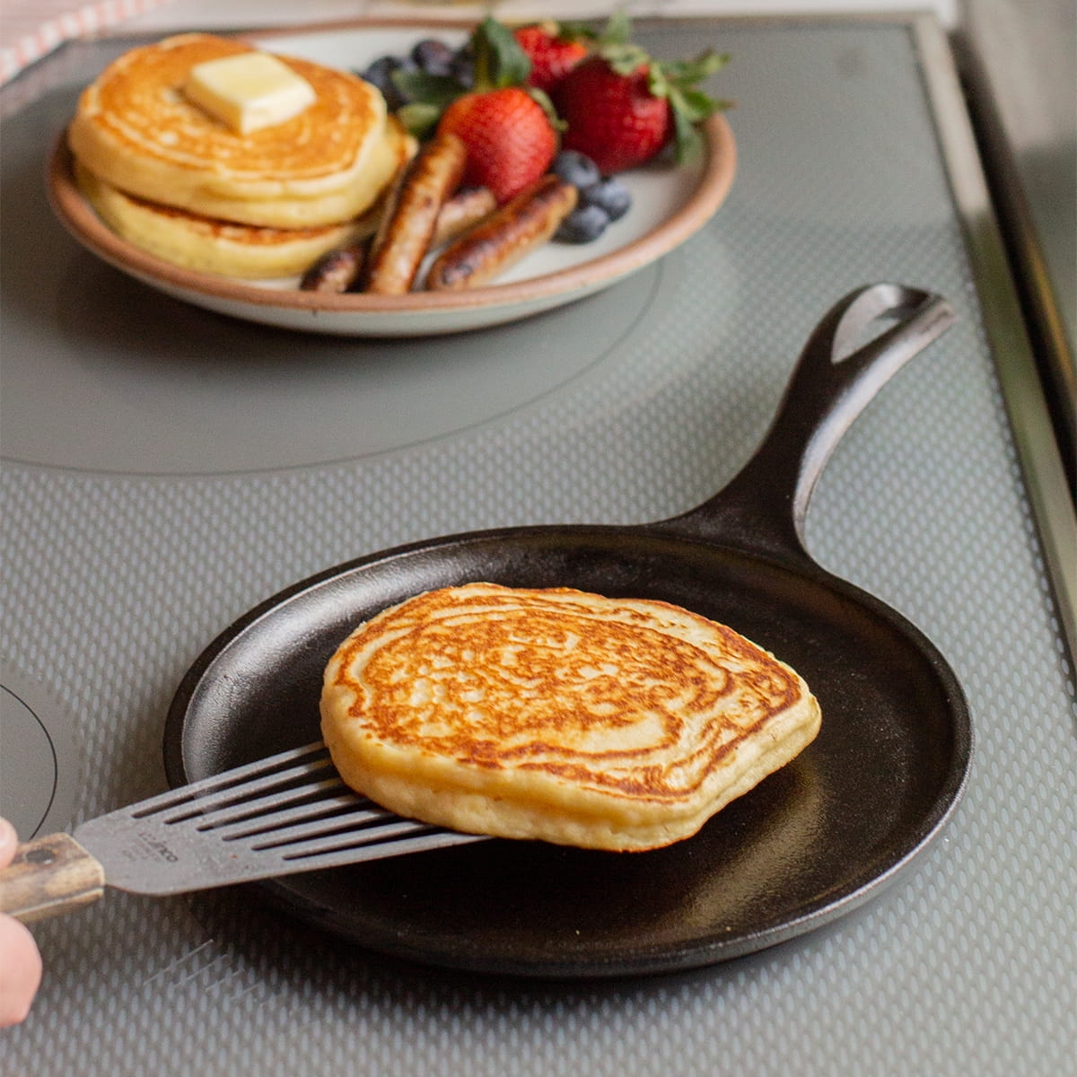 mała patelnia żeliwna do pancakeków i naleśników Lodge 20 cm