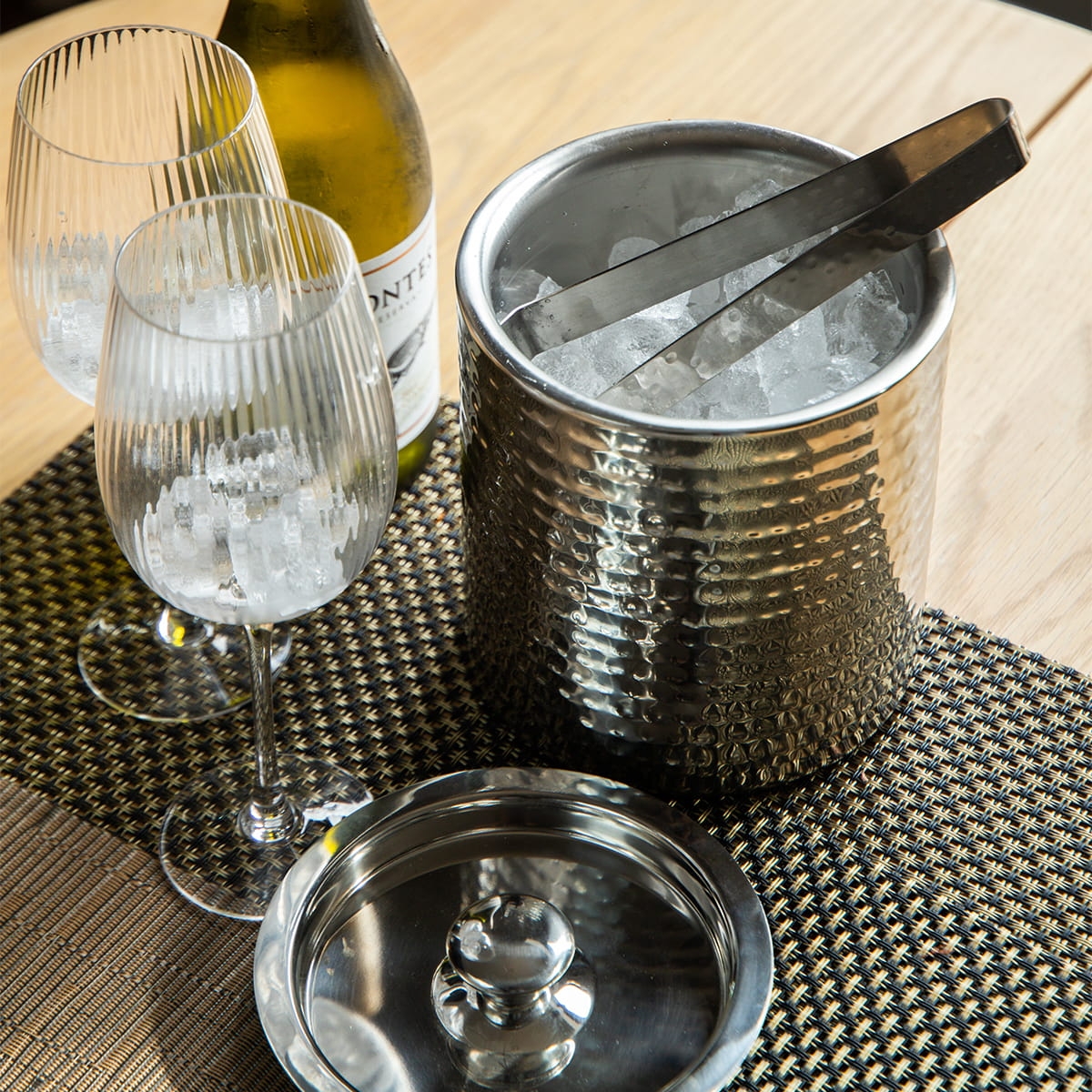 Kubełek na lód z pokrywką i szczypcami w bakeshop.pl