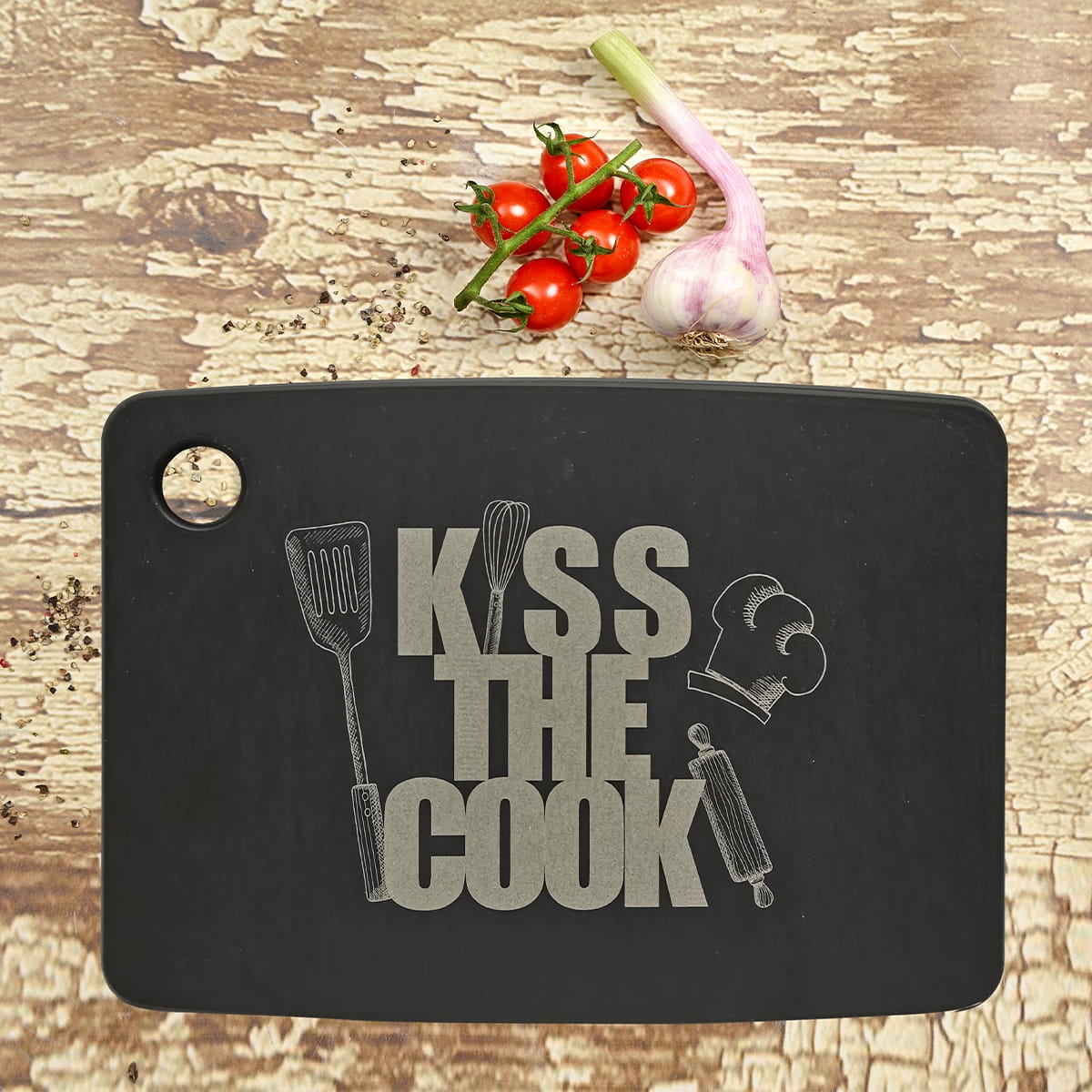 Deska do krojenia 20 cm, z grawerem KISS THE COOK  Jade JD55-0051 w sklepie bakeshop.pl