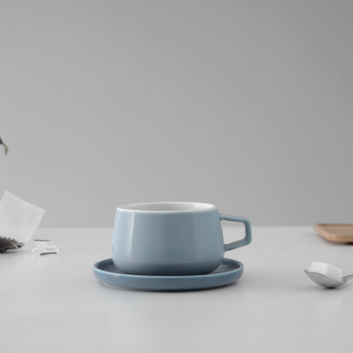 Porcelanowa filiżanka ze spodkiem niebieska V79763 zobacz na bakeshop.pl