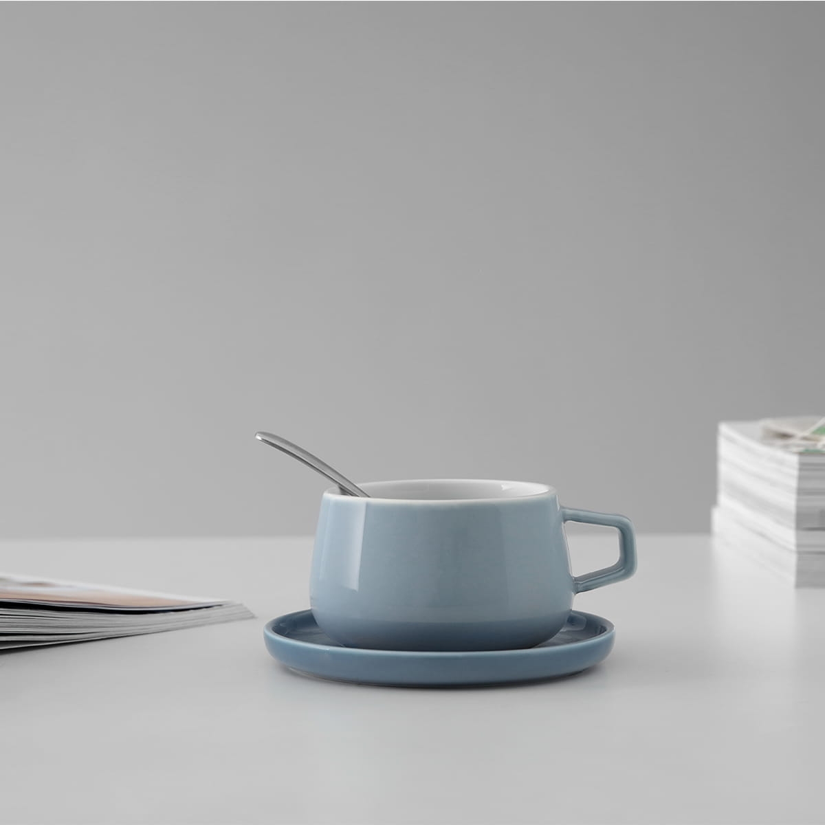 Filiżanka ze spodkiem z porcelany Chromasolis Classic™ Ella niebieska V79763 sprawdź na bakeshop.pl