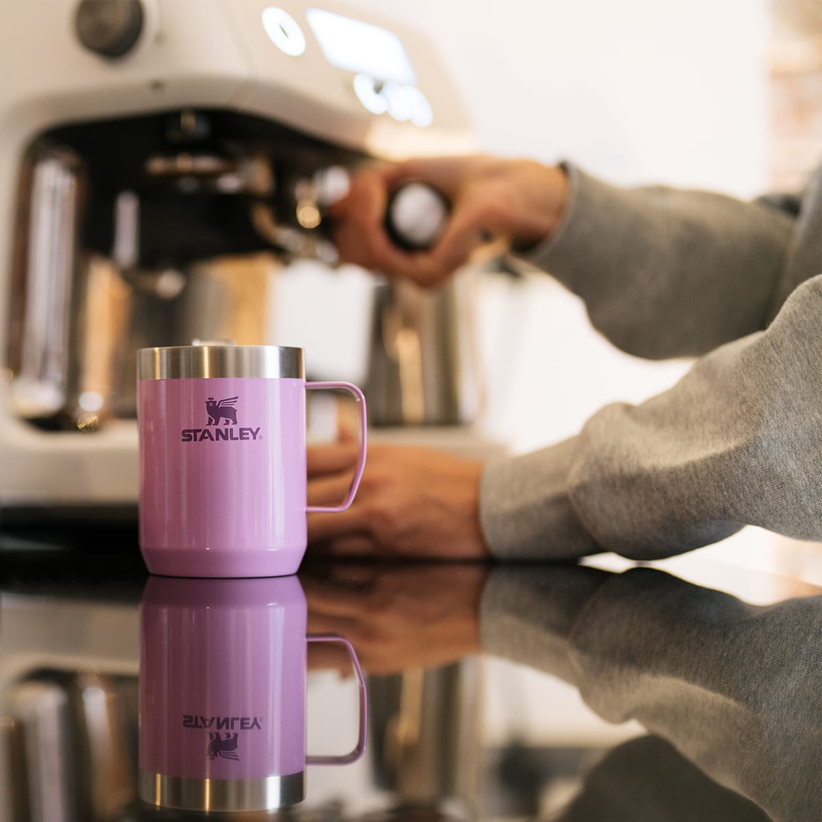 Kubek na gorącą kawę, kubek na zimne napoje latem, termiczny, trzyma temperaturę, na kemping i do ogrodu, na ognisko i grilla, kubek z uchem, kubek z pokrywką, Stanley 10-11444-038 bakeshop.pl