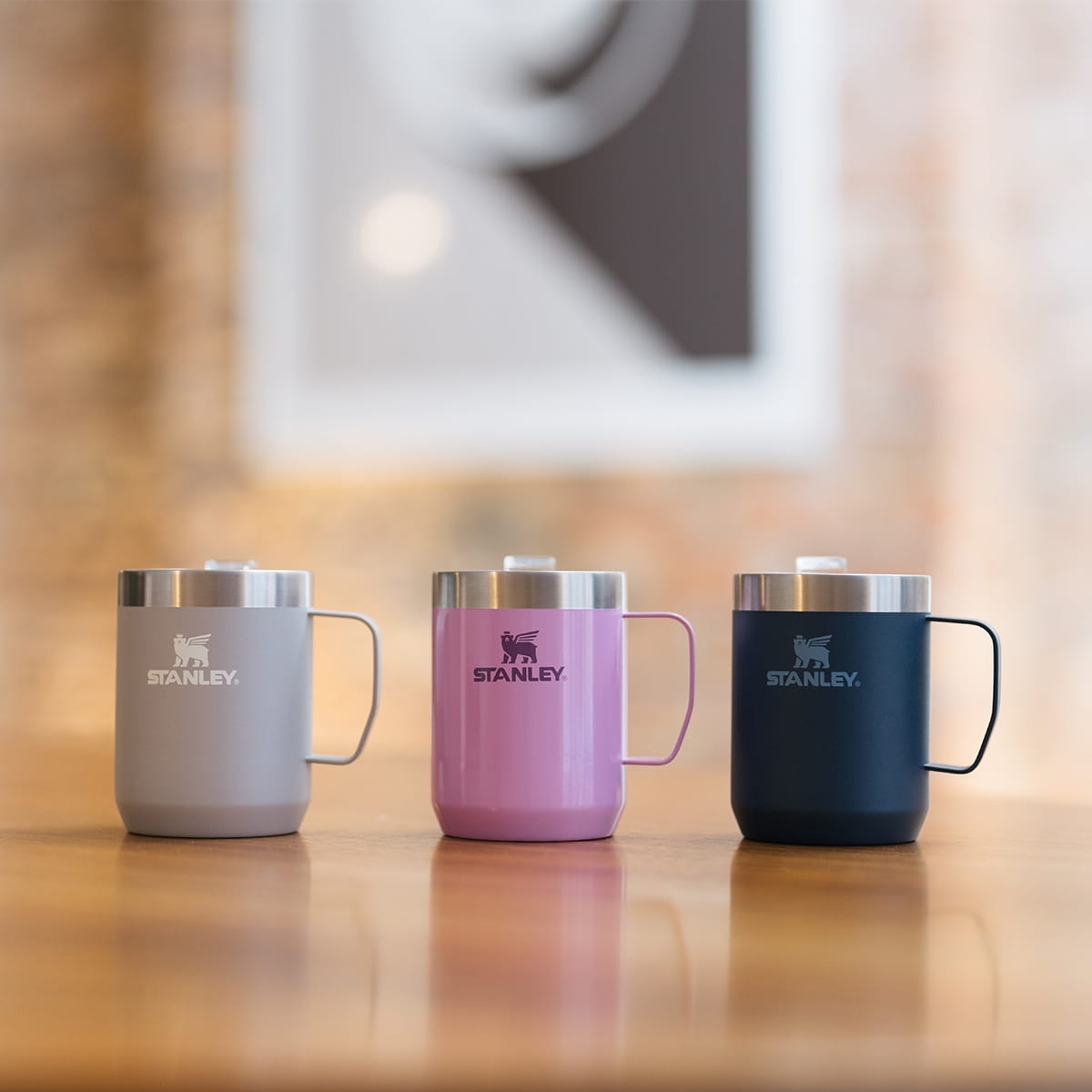 Kubek na gorącą kawę i zimne napoje latem, termiczny, trzyma temperaturę, na kemping i do ogrodu, na ognisko i grilla, kubek z uchem, kubek z pokrywką, Stanley 10-11444-038 bakeshop.pl