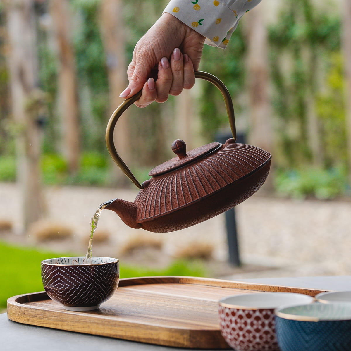 Żeliwny imbryk w w kolorze czerwonym o pojemności 1,1 L z sitkiem oraz pokrywką 153030 sprawdź na bakeshop.pl