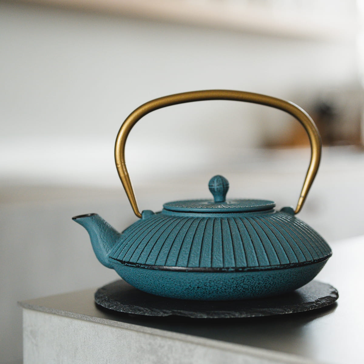 Czajnik w kolorze niebieskim wykonany z żeliwa do herbaty liściastej 153031 dostępny na bakeshop.pl