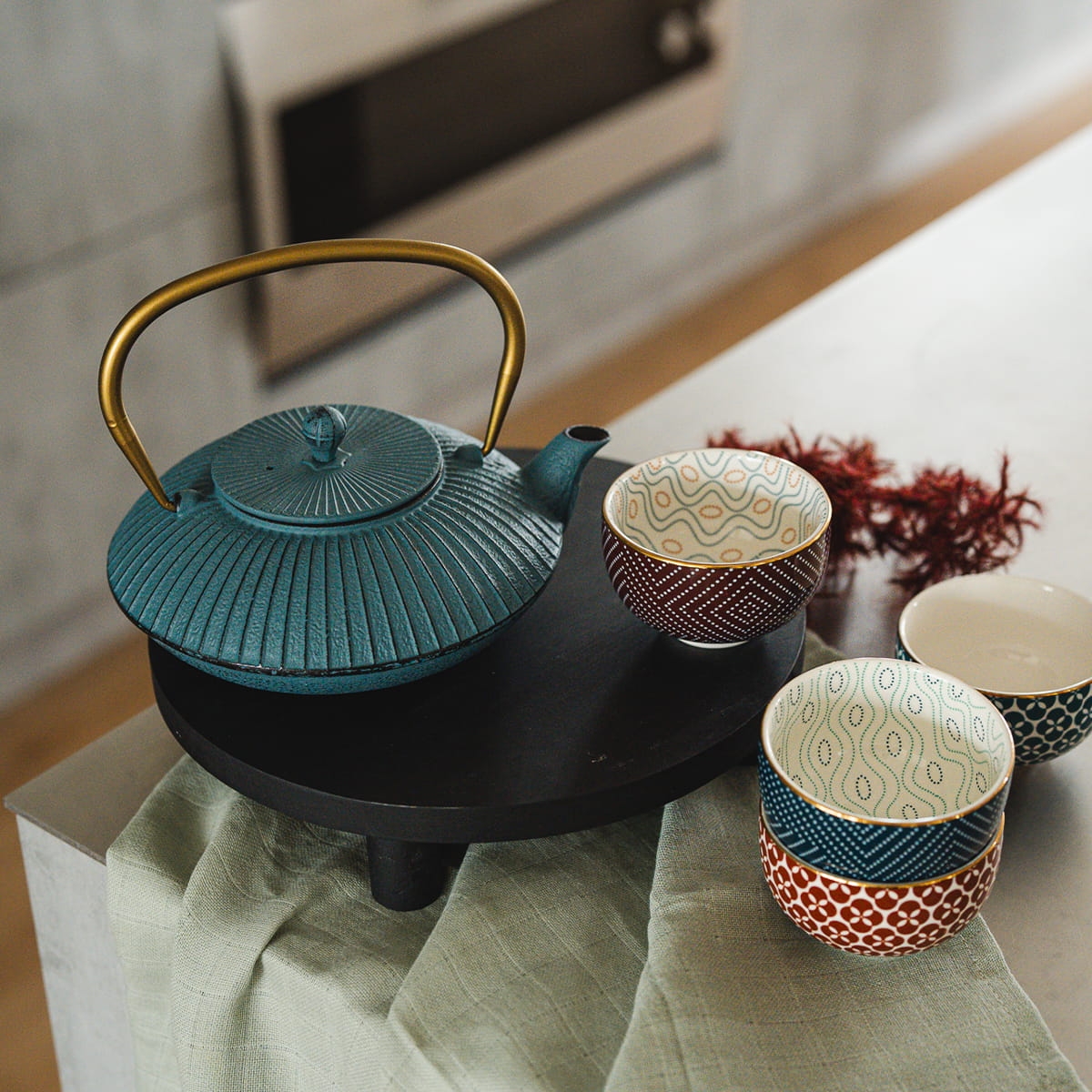 Japoński imbryk do parzenia herbaty w kolorze niebieskim wykonany z solidnego żeliwa 153031 zobacz na bakeshop.pl