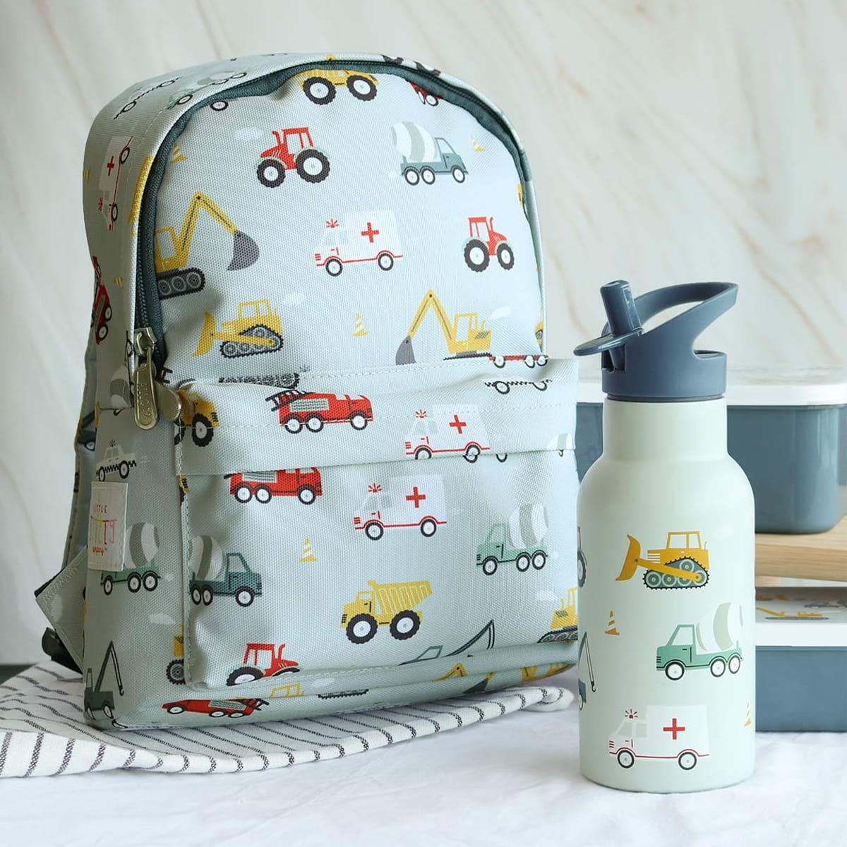 Butelka termiczna ze słomką z motywem pojazdów w kolorze niebieskim DBSSVE67 teraz na bakeshop.pl