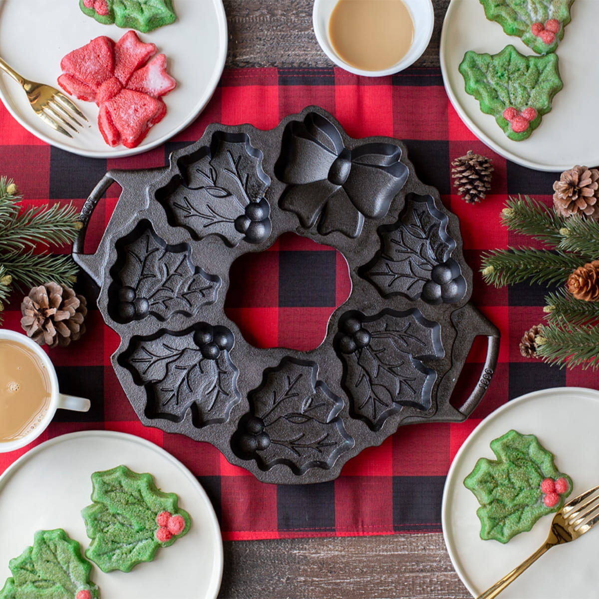Żeliwna forma do wypieku ciasteczek świątecznych Lodge BWHW już na bakeshop.pl