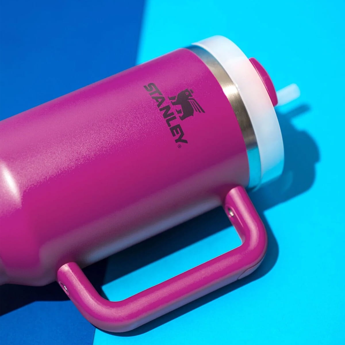 Kubek Stanley Quencher z uchem w limitowanym fuksjowym kolorze 10-11824-201 już na bakeshop.pl