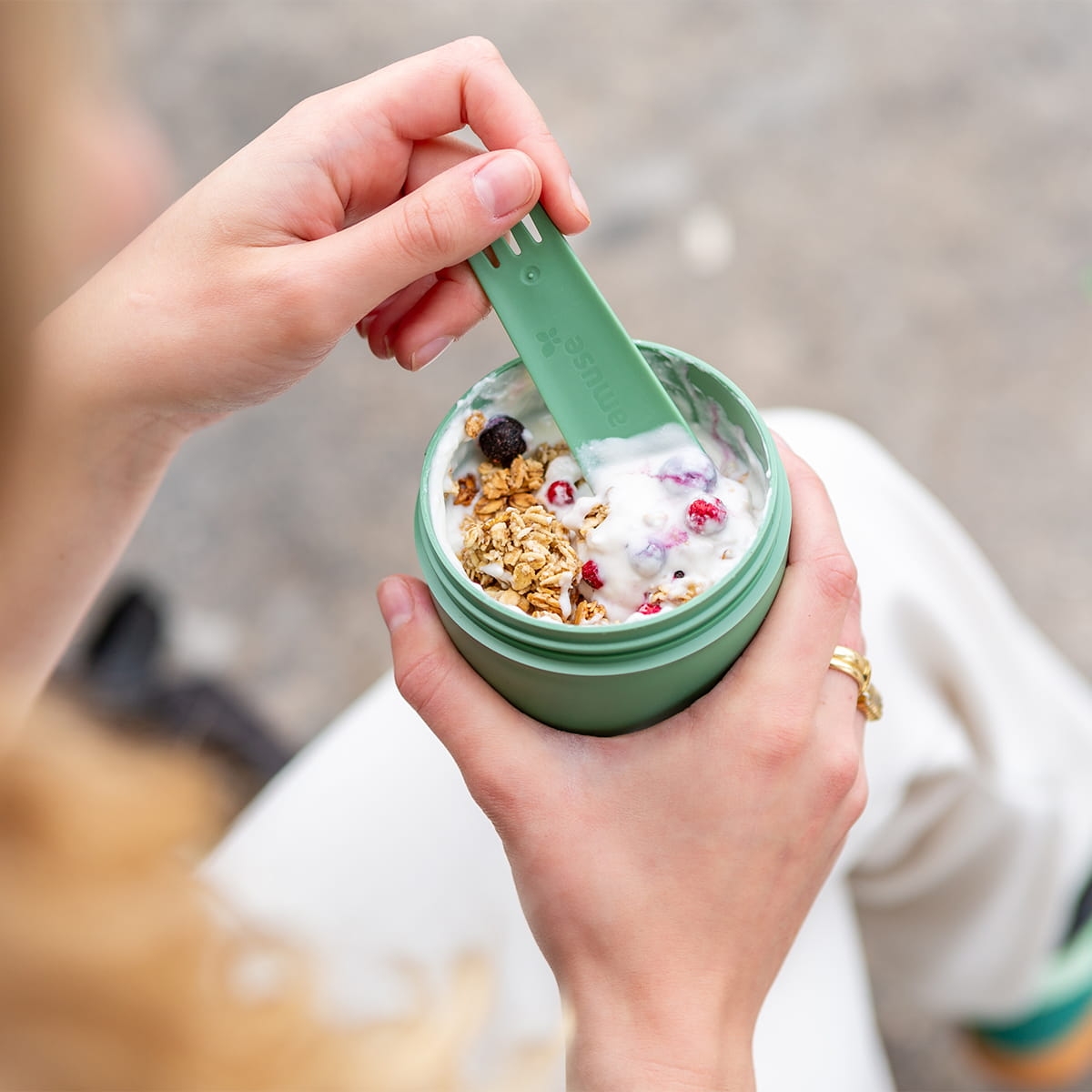 Pojemnik na jogurt i musli 2 w 1 z poręcznym sztućcem A-000483 teraz na bakeshop.pl