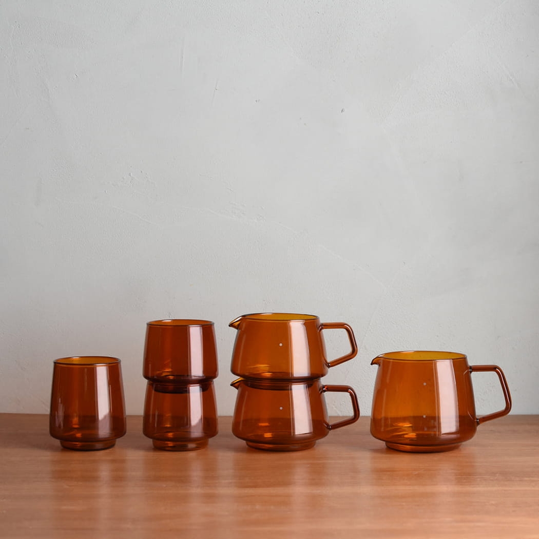 Zestaw szklanych serwerów do kawy w kolorze sepia 21748 zobacz na bakeshop.pl