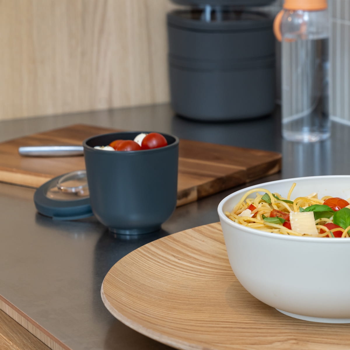 Grafitowy pojemnik z pokrywką na przekąskę i lunch A-000459 teraz na bakeshop.pl