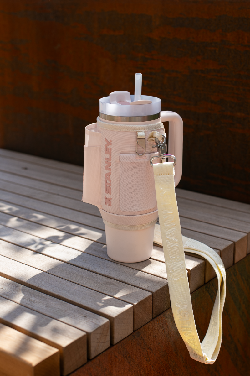 Stylowy kubek termiczny Stanley z dopasowaną torbą na ramię STANSETROSE89 kup na bakeshop.pl