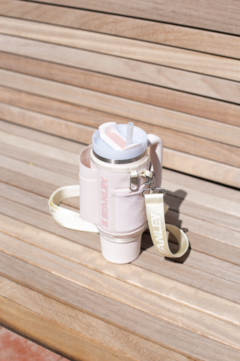 Stanley Quencher z torbą na ramię w tym samym kolorze STANSETROSE89 teraz na bakeshop.pl