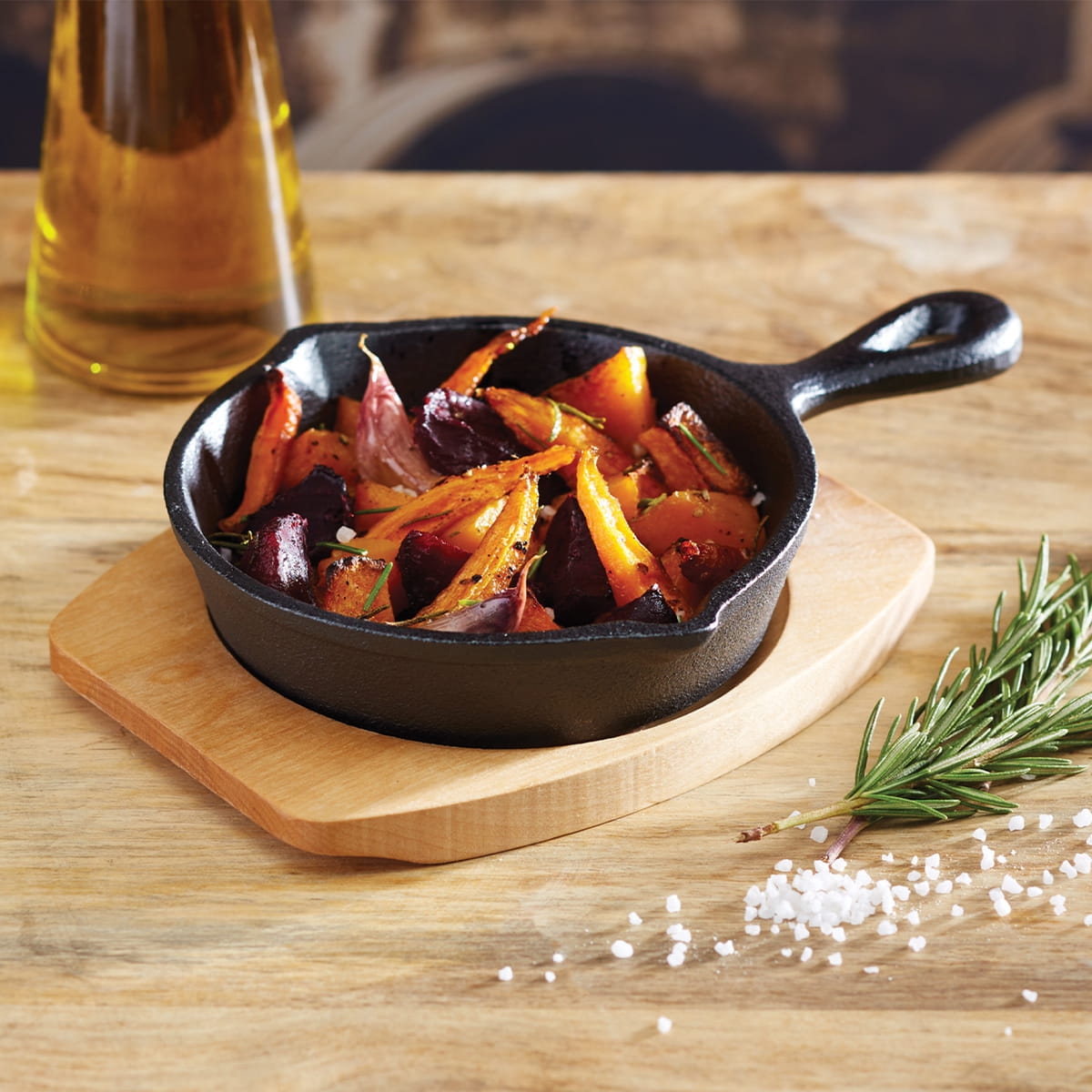 Patelnia żeliwna do serwowania, idealna do bistro lub restauracji.