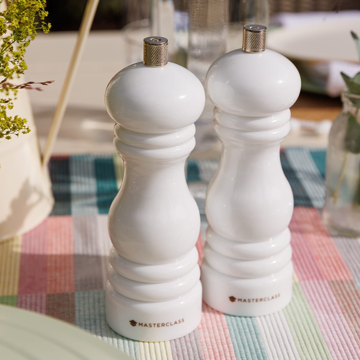 Biały młynek ręczny do soli lub pieprzu 17 cm - White / MasterClass