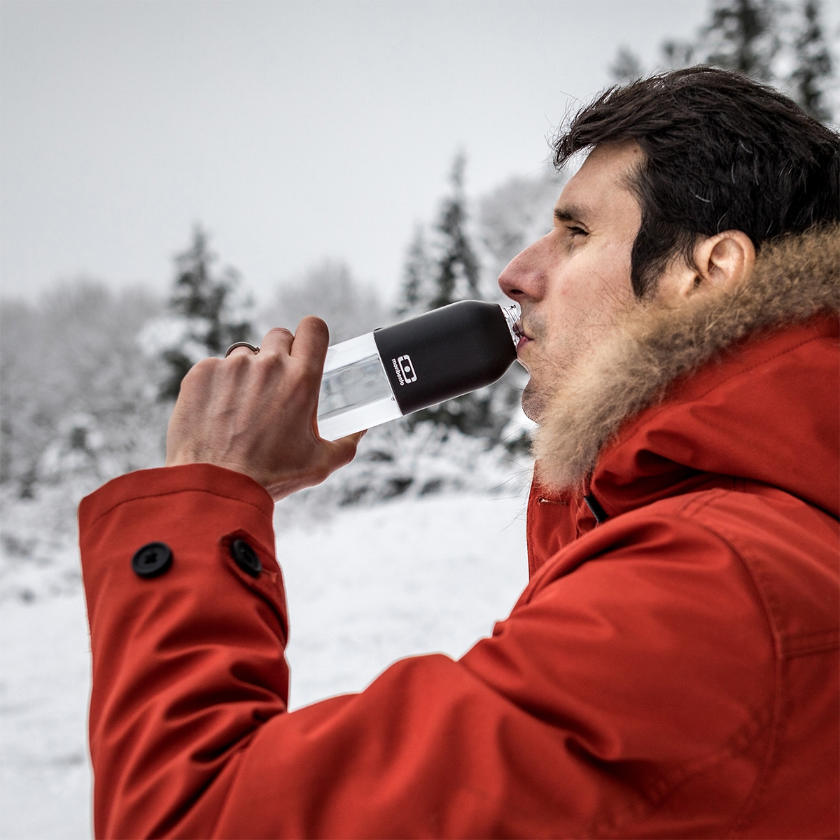 Butelka na wodę Monbento bez BPA w użyciu