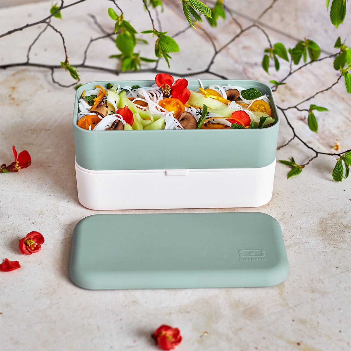 Lunchbox Monbento Original Natural Green na biurku
