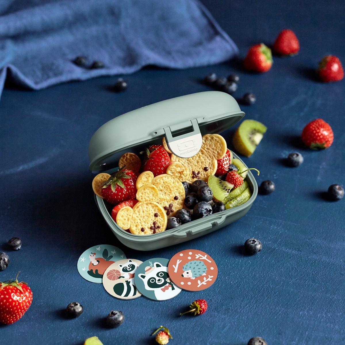 Monbento Gram 0,6 L Raccoon – lunchbox w użyciu z jedzeniem