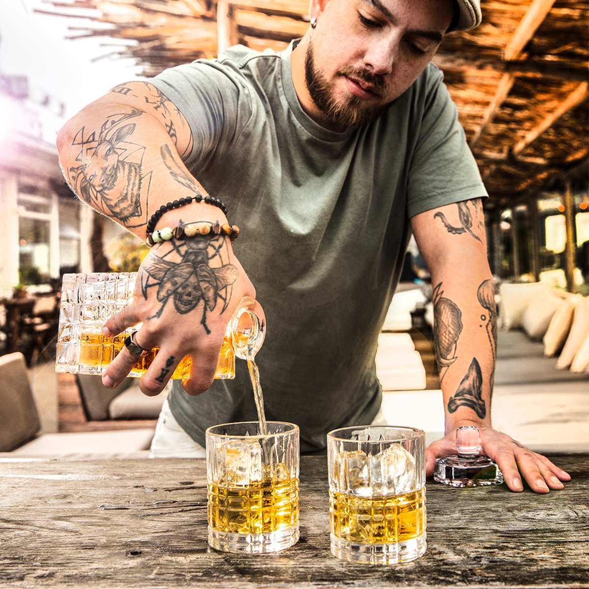 Zestaw barowy Aspiran Leopold Vienna – karafka i szklanki na stole