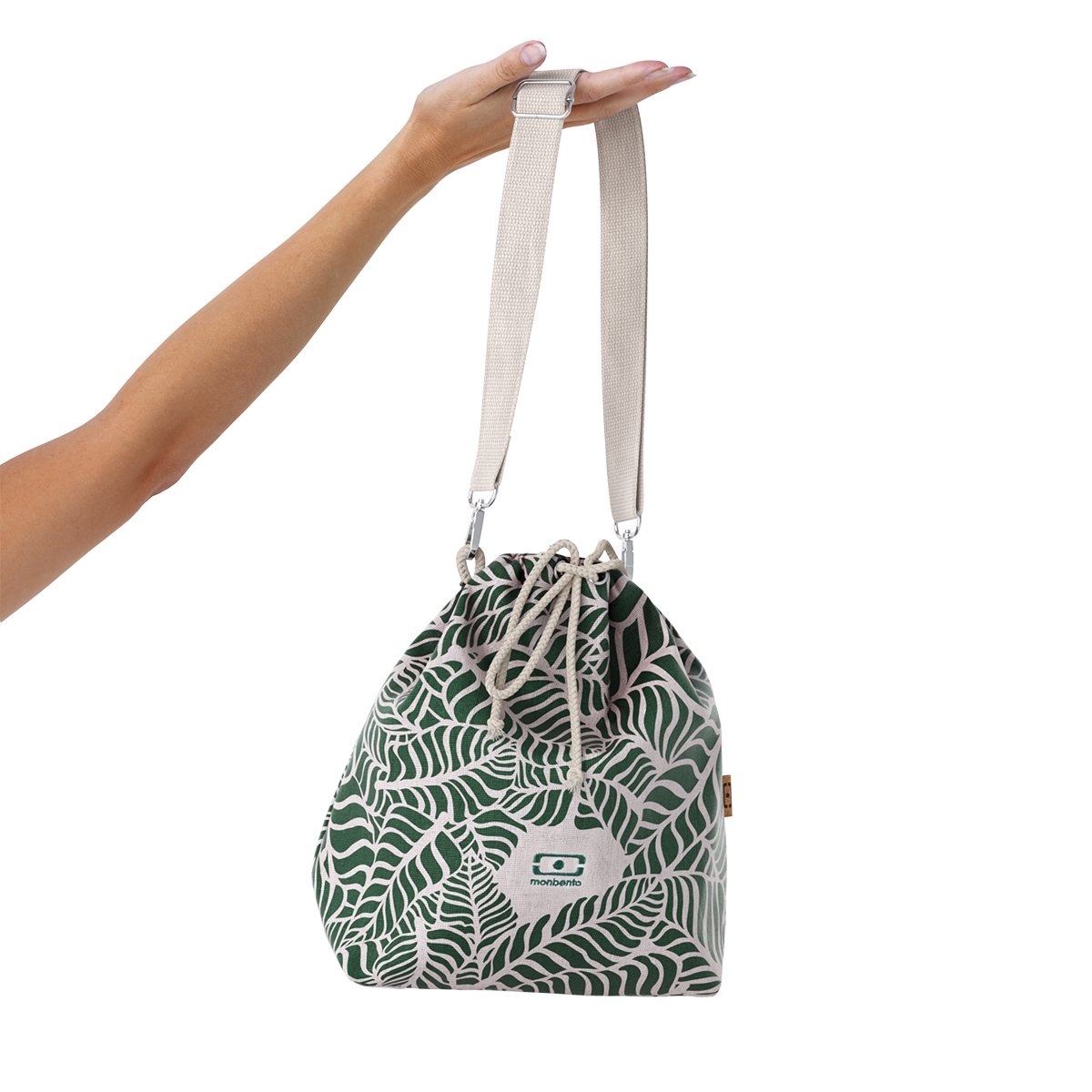 lunchówka z ręką trzymajacą pasek zamkniętej torby termicznej – Monbento Fresh 5,7 l