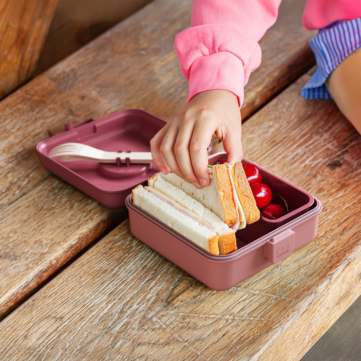 Lunchbox Monbento Snacky Pink Blush – z klipsem i sztućcami pod pokrywką