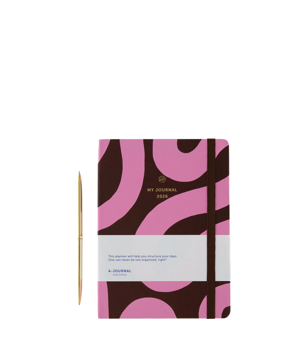 planer roczny 2026 A-Journal Flow Bordeaux – wielkość w porównaniu do długopisu