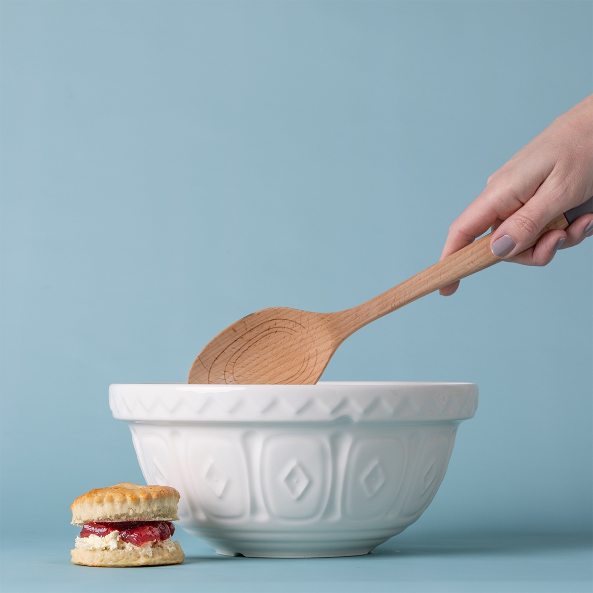 Faktura i rant misy Mason Cash Colour Mix S24 – pewny chwyt podczas mieszania i zagniatania ciasta