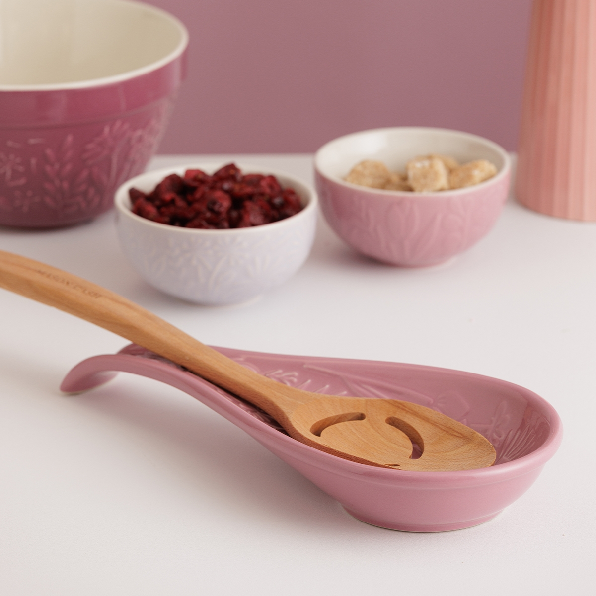 Ceramiczna podstawka pod łyżkę Mason Cash IN THE MEADOW chroni blat kuchenny i utrzymuje porządek podczas gotowania