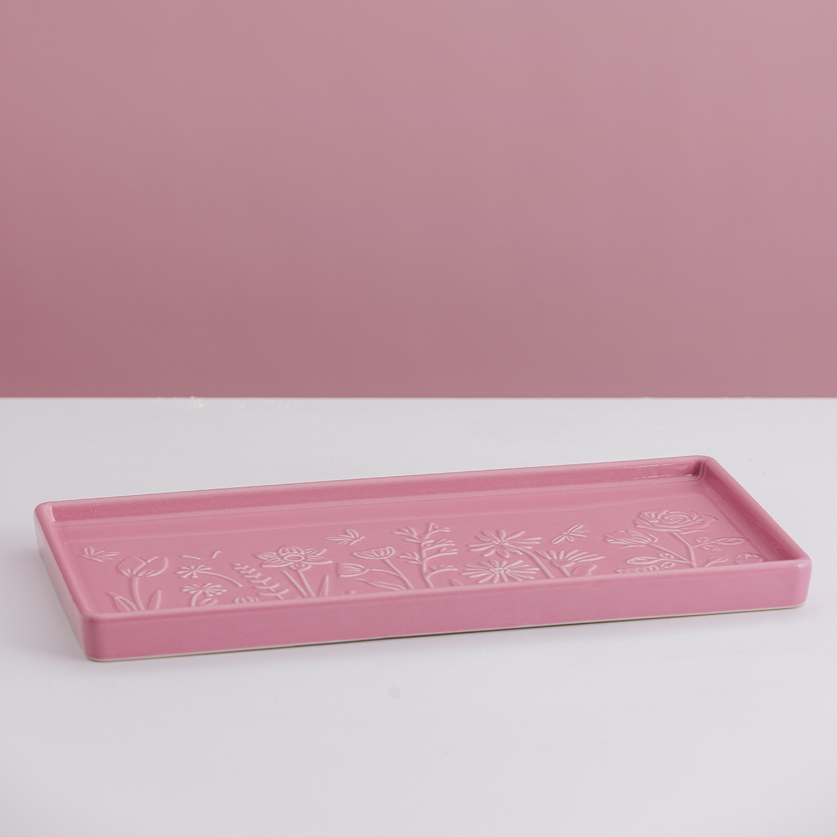 Prostokątny kształt 30 × 15 cm ułatwia wygodne ustawienie na stole i elegancką prezentację potraw