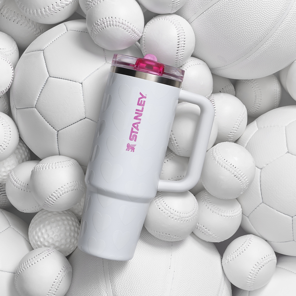 Stanley Quencher® ProTour Flip Straw 1.18L Frost Lovely w serduszka. Limitowana edycja na walentynki