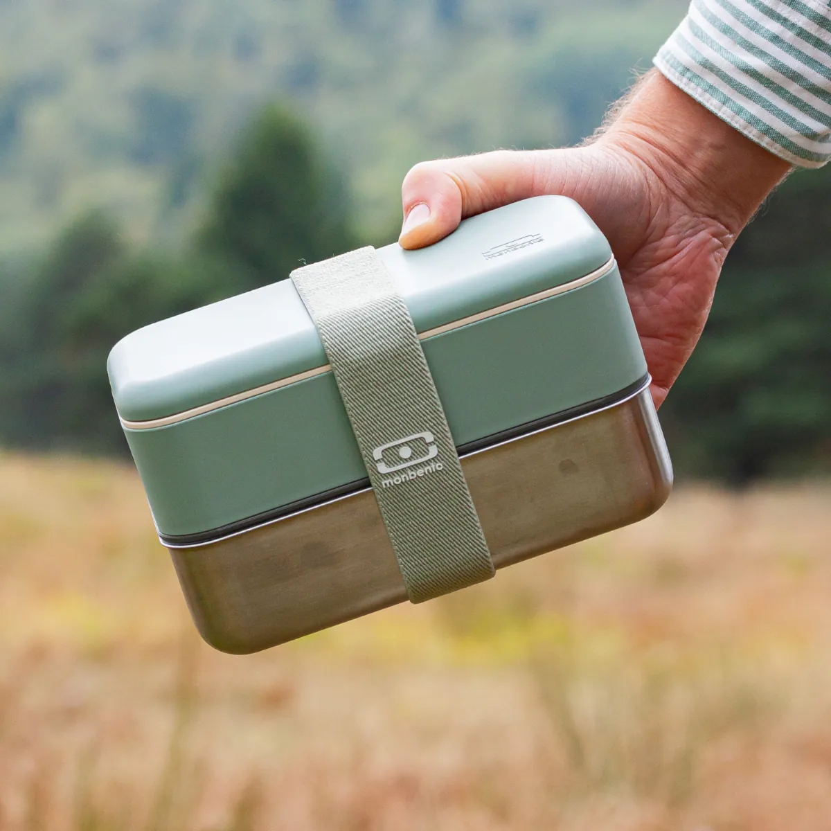 Lunchbox dwupoziomowy Monbento Sense pojemnik ze stali nierdzewnej, zamykany szeroką opaską, kolor: Green Natural