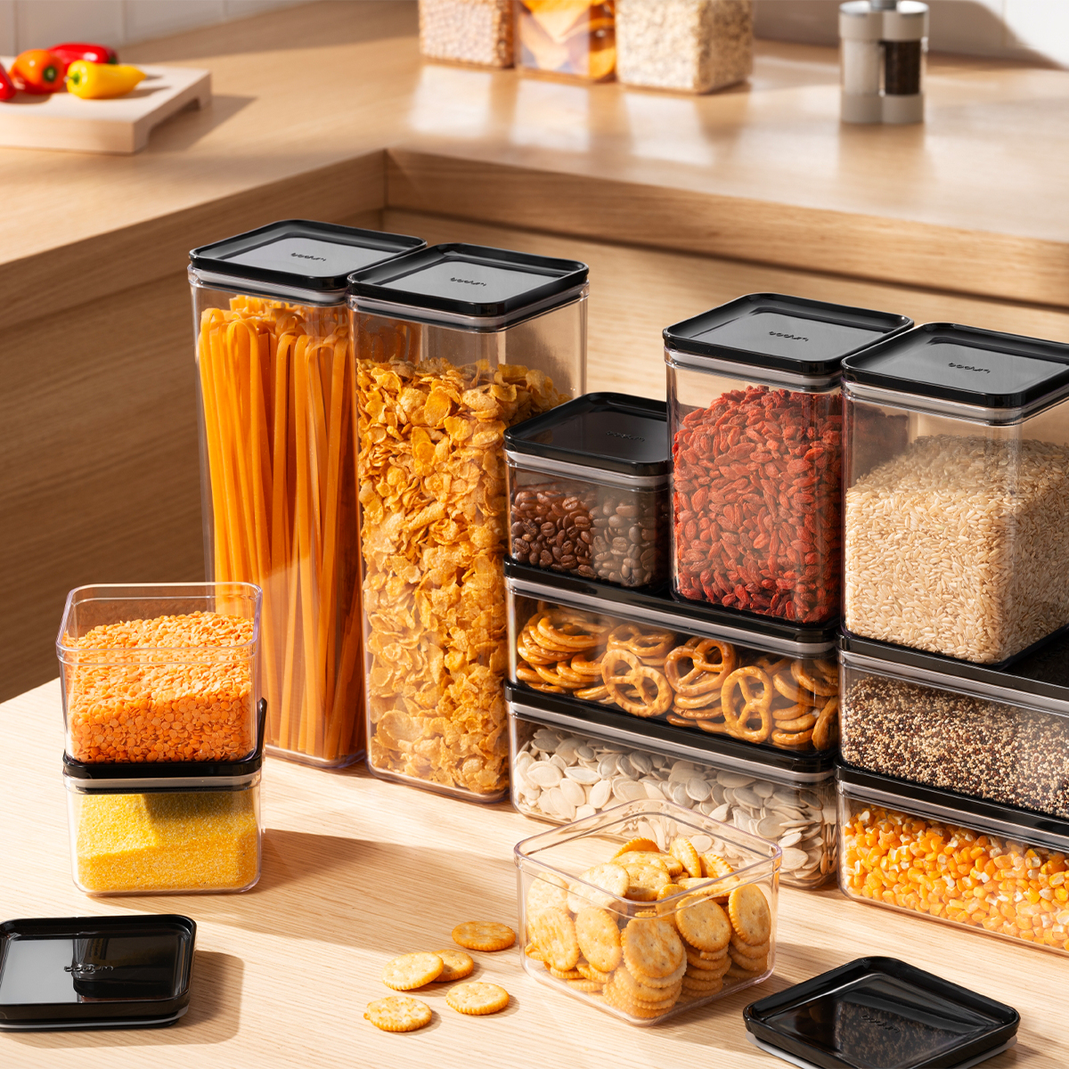 Różnorodne rozmiary doskonałe do przechowywania przekąsek, produktów sypkich, jak i porcji posiłków do pracy lub szkoły.