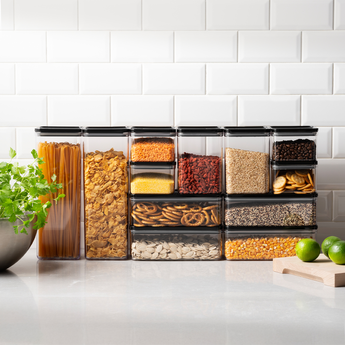 Minimalistyczny design z czarnymi pokrywkami sprawia, że pojemniki estetycznie prezentują się w lodówce, szafkach kuchennych oraz na blacie.