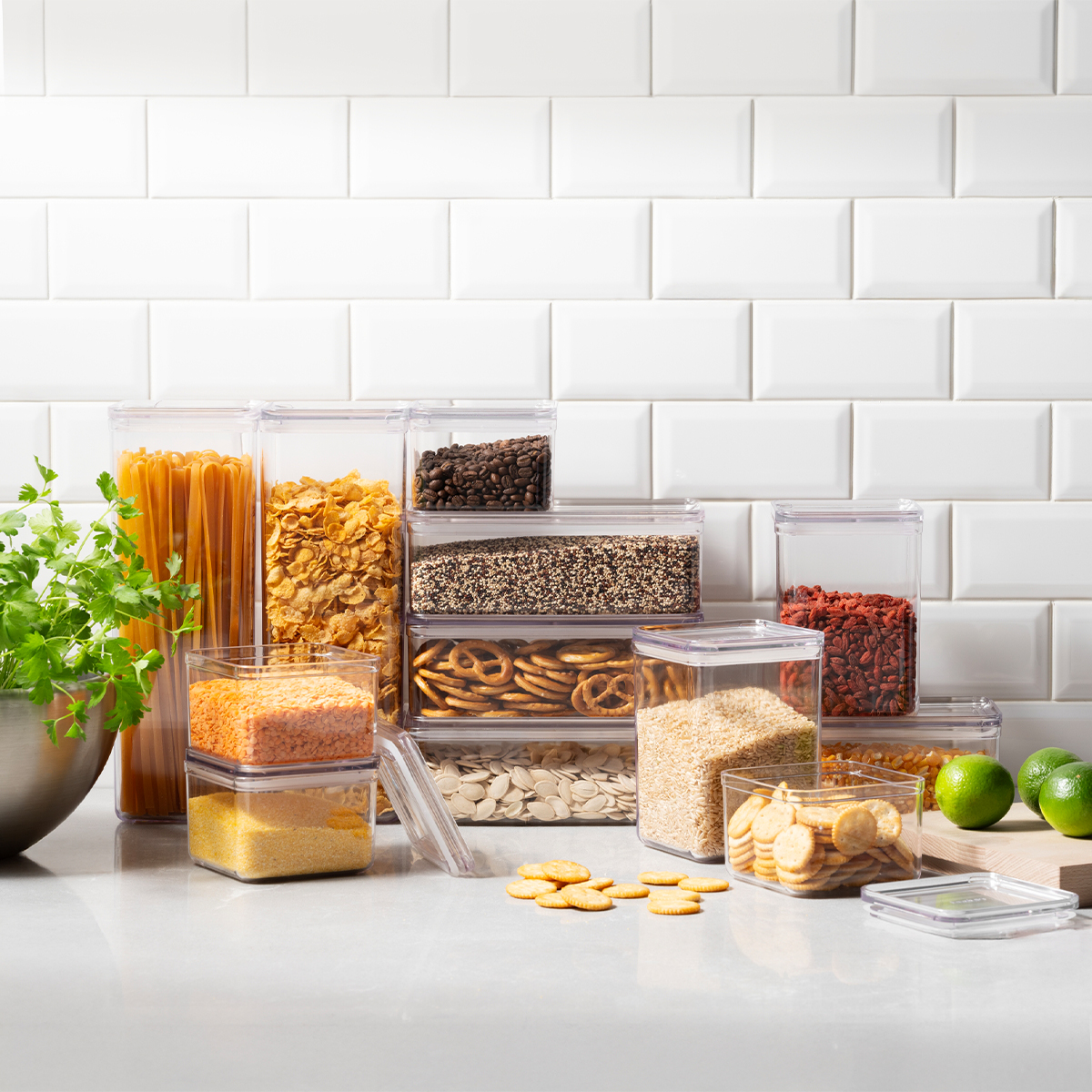 Różnorodne rozmiary doskonałe do przechowywania przekąsek, produktów sypkich, jak i porcji posiłków do pracy lub szkoły.