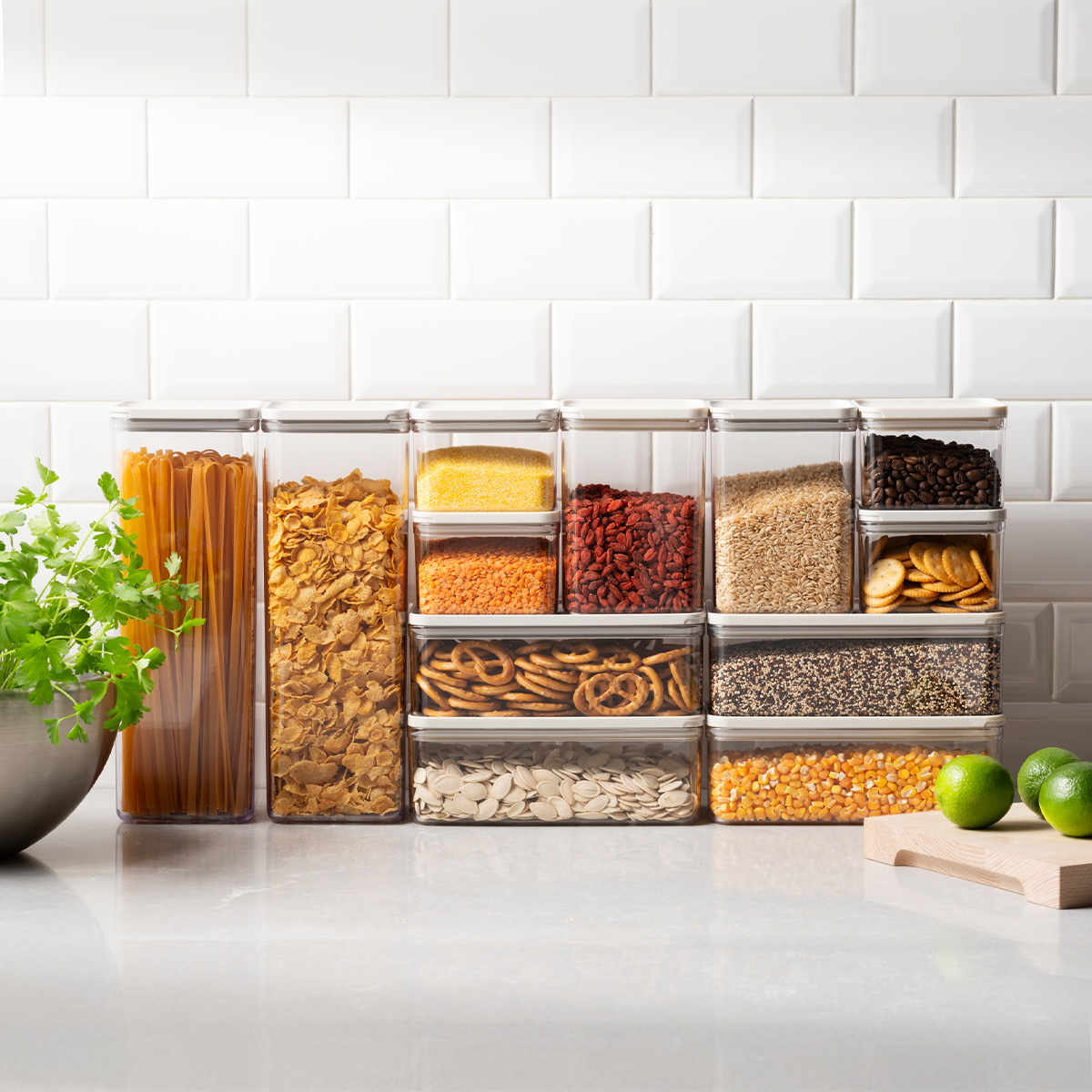 Funkcjonalny zestaw idealny dla osób ceniących porządek w kuchni i wygodne przechowywanie żywności każdego dnia.