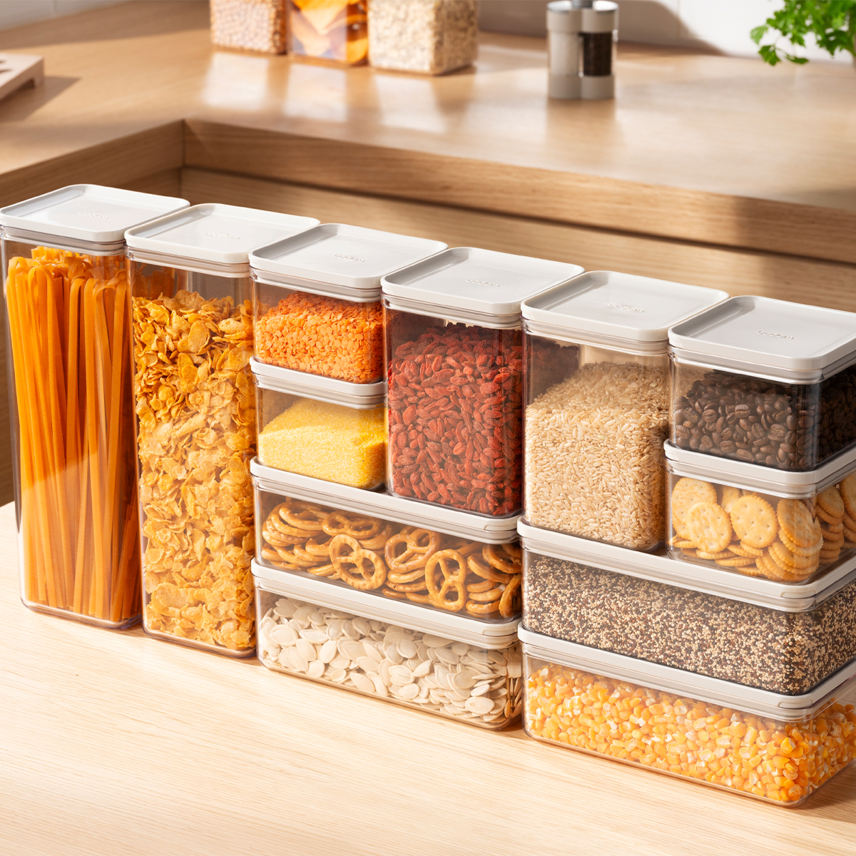 Minimalistyczny design z białymi pokrywkami sprawia, że pojemniki estetycznie prezentują się w lodówce, szafkach kuchennych oraz na blacie.
