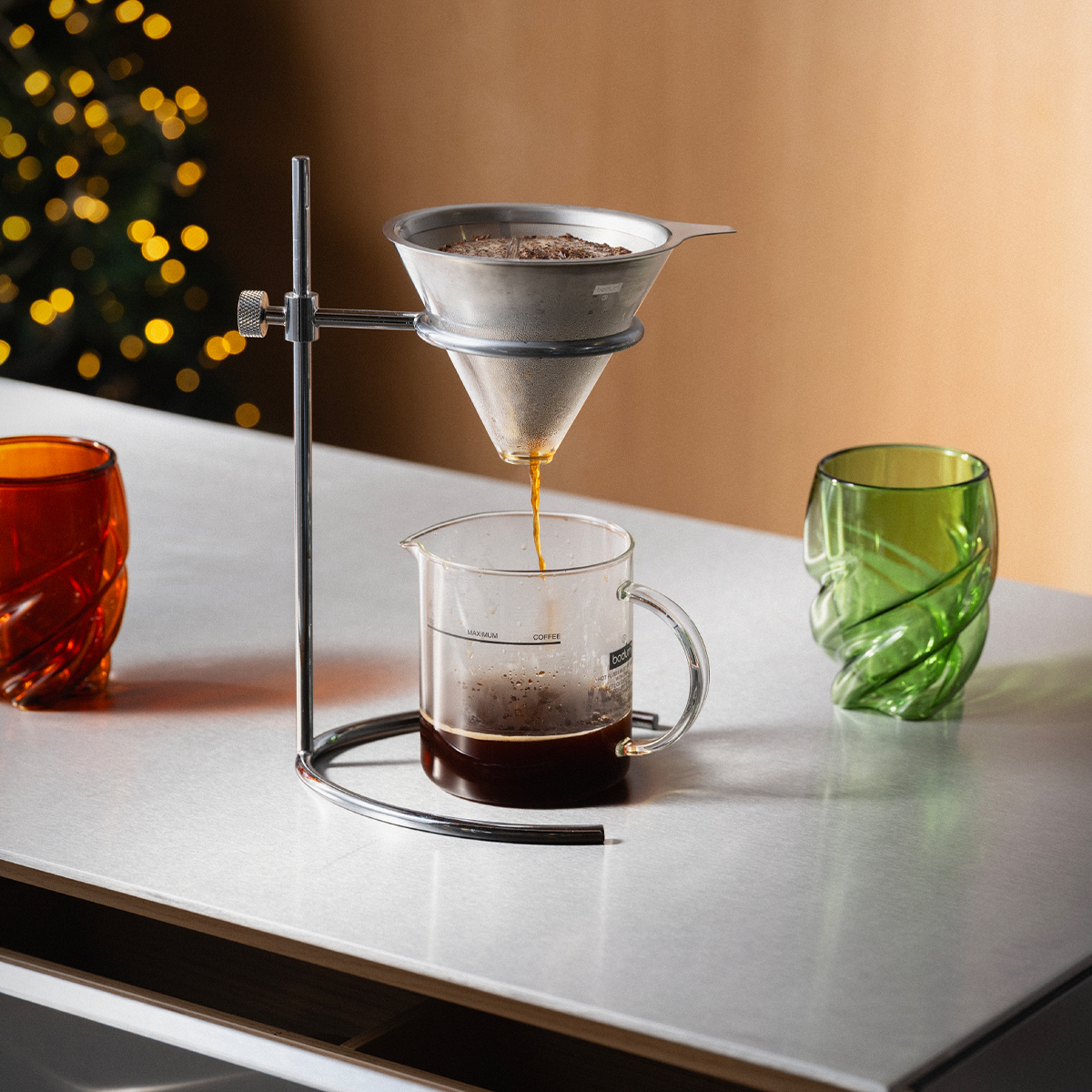 Ręczne przygotowywanie aromatycznej kawy metodą Pour Over