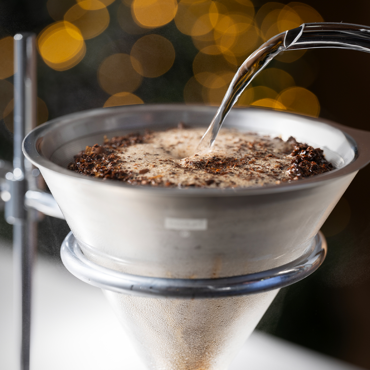 Stalowy filtr wielokrotnego użytku to parzenie kawy bez konieczności używania papierowych filtrów