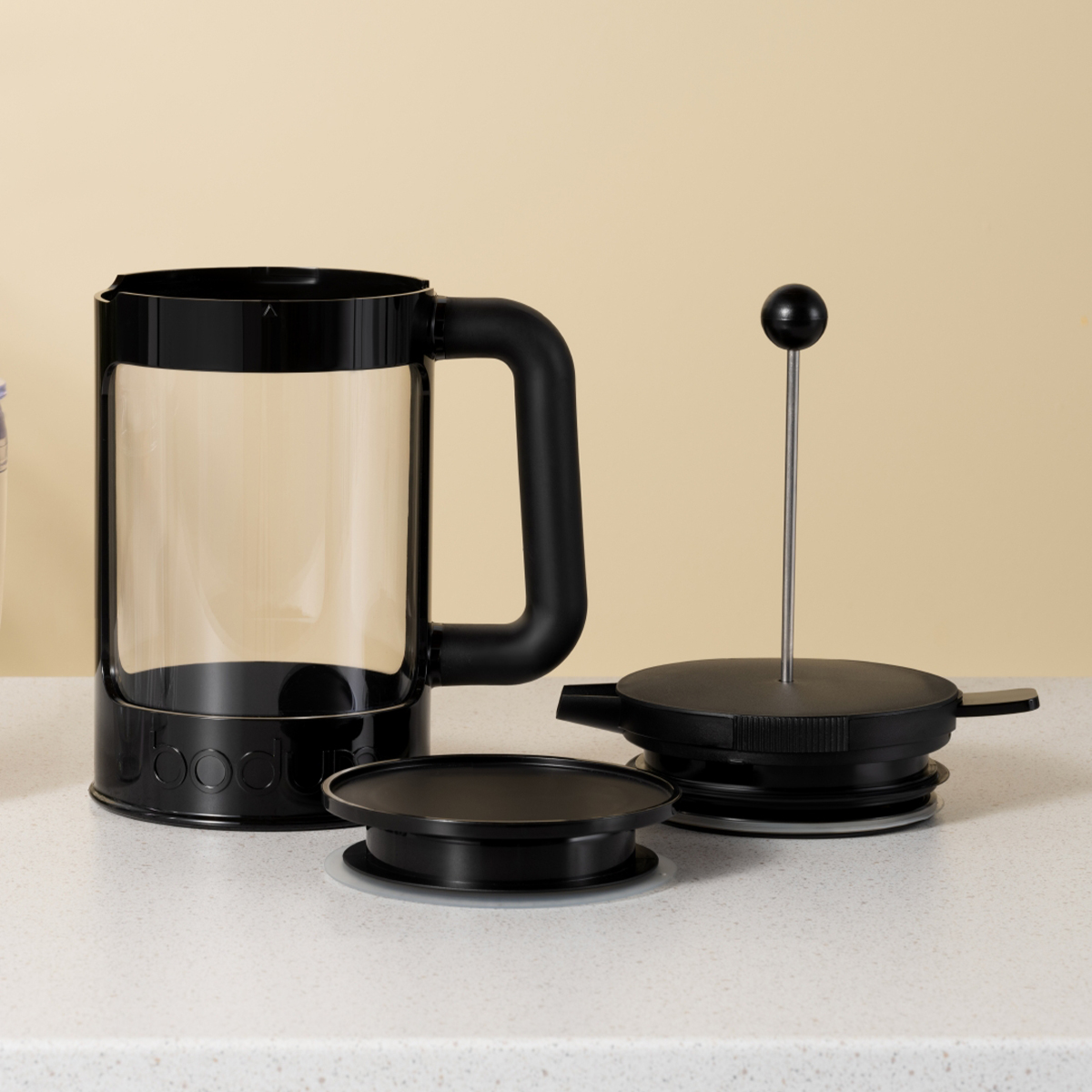 French press umożliwia przygotowanie orzeźwiającego napoju o łagodnym, naturalnie słodkim smaku, Metodą Cold Brew.