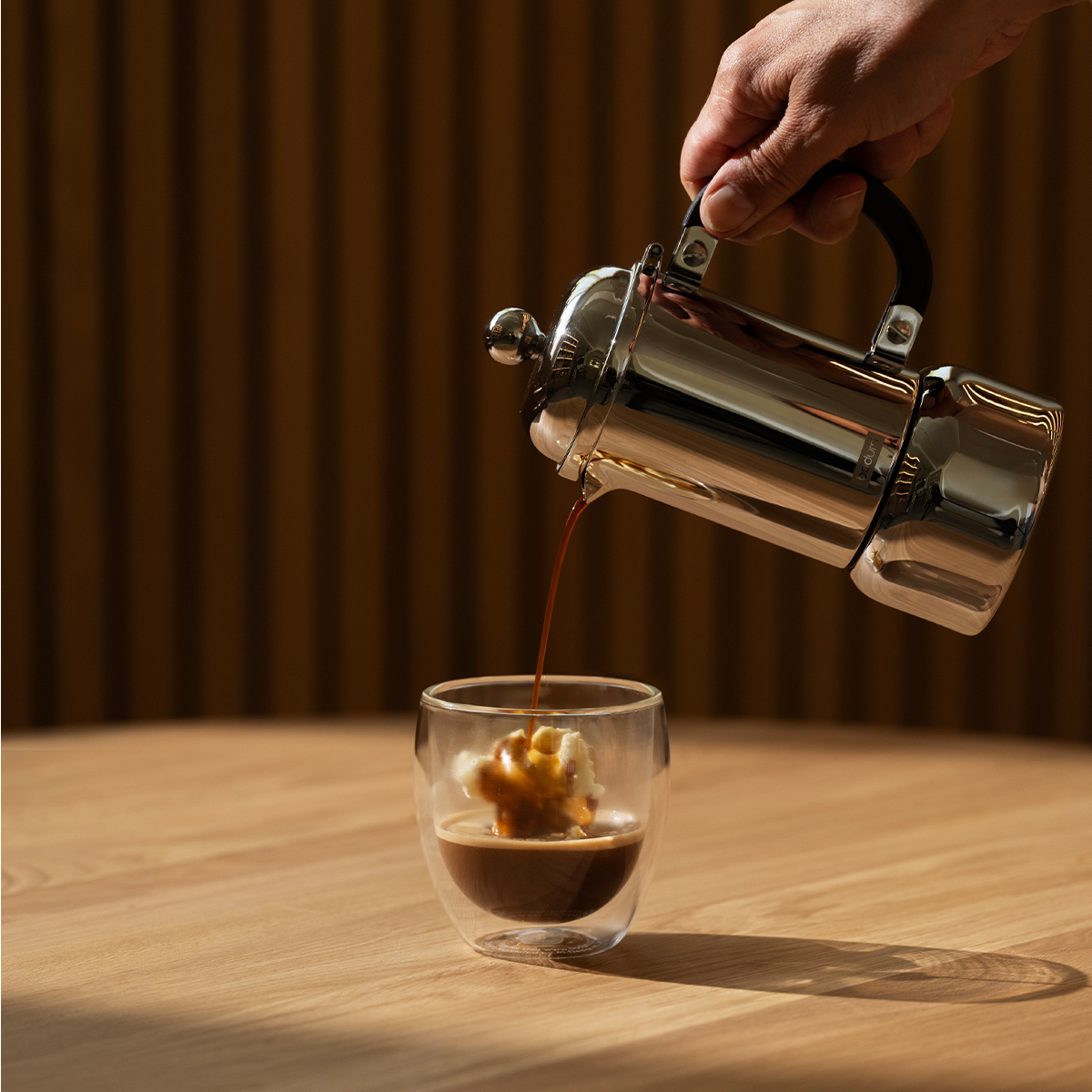 Dzięki zastosowaniu technologii podwójnych ścianek napój dłużej utrzymuje temperaturę, a zewnętrzna powierzchnia pozostaje komfortowa w dotyku